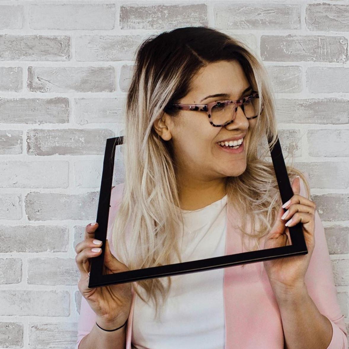 Frau, Die Schwarzen Fotorahmen Hält